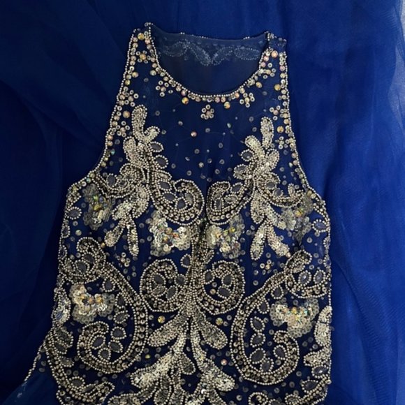 Dave & Johnny Gorgeous Blue Sequined Gown Size 1/2 - Picture 8 of 9